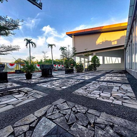 Prima Sr Hotel & Convention Yogyakarta Sleman  Buitenkant foto