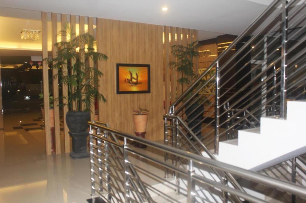 Prima Sr Hotel & Convention Yogyakarta Sleman  Buitenkant foto