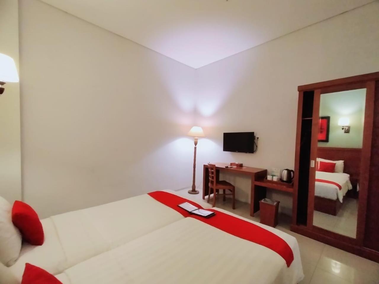 Prima Sr Hotel & Convention Yogyakarta Sleman  Buitenkant foto