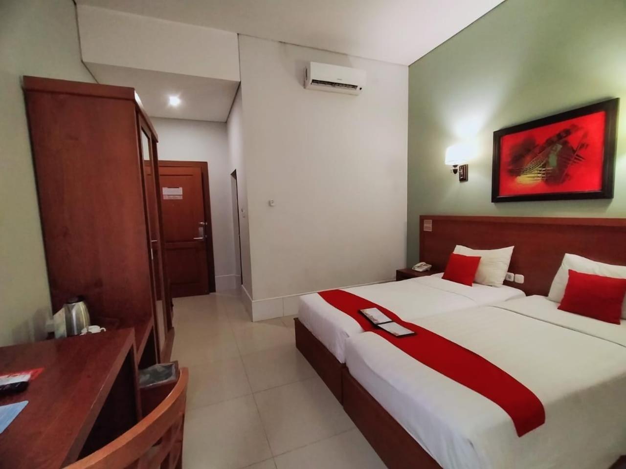 Prima Sr Hotel & Convention Yogyakarta Sleman  Buitenkant foto