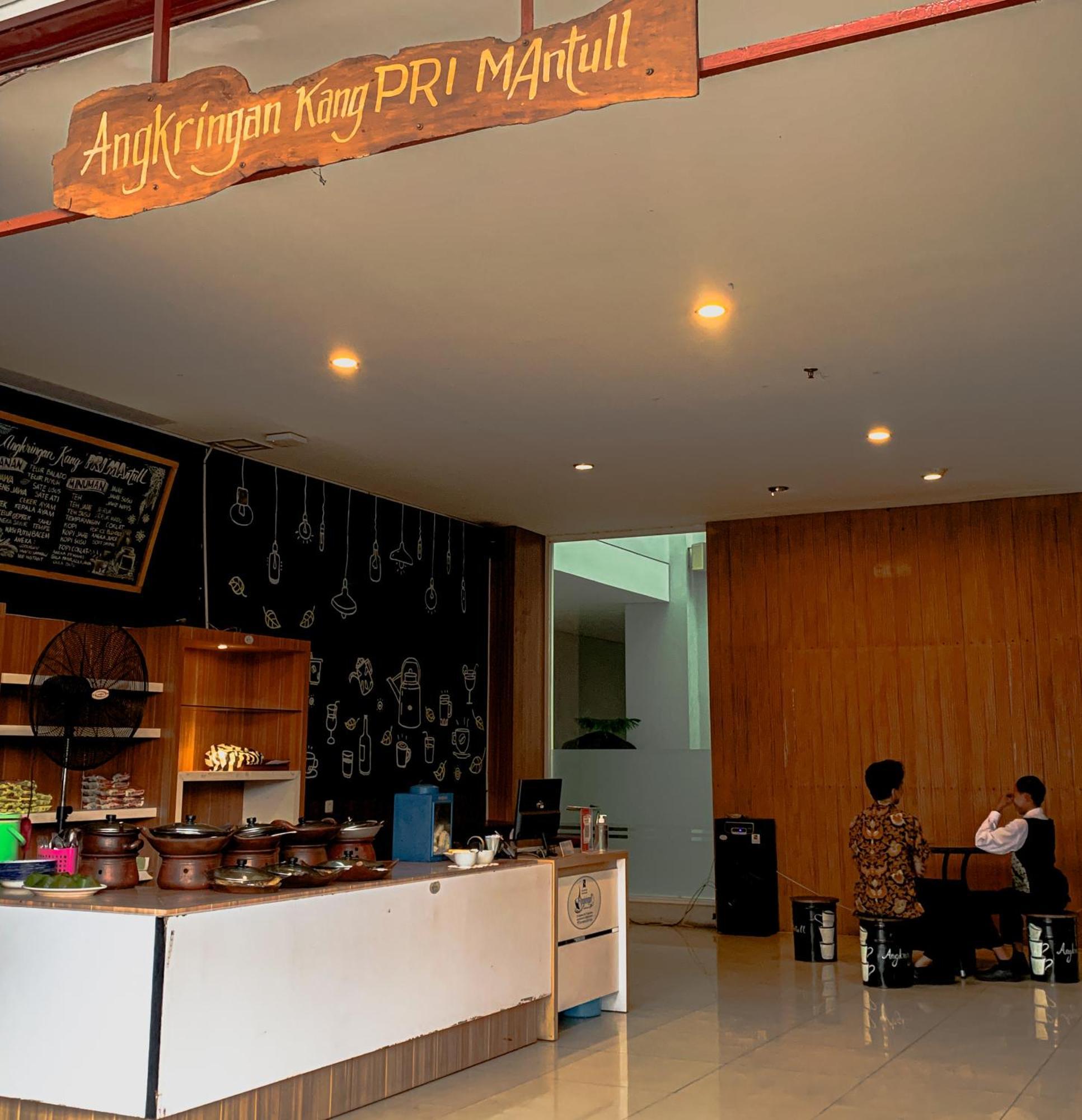 Prima Sr Hotel & Convention Yogyakarta Sleman  Buitenkant foto