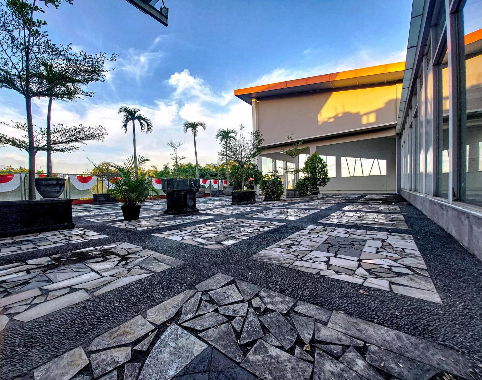 Prima Sr Hotel & Convention Yogyakarta Sleman  Buitenkant foto
