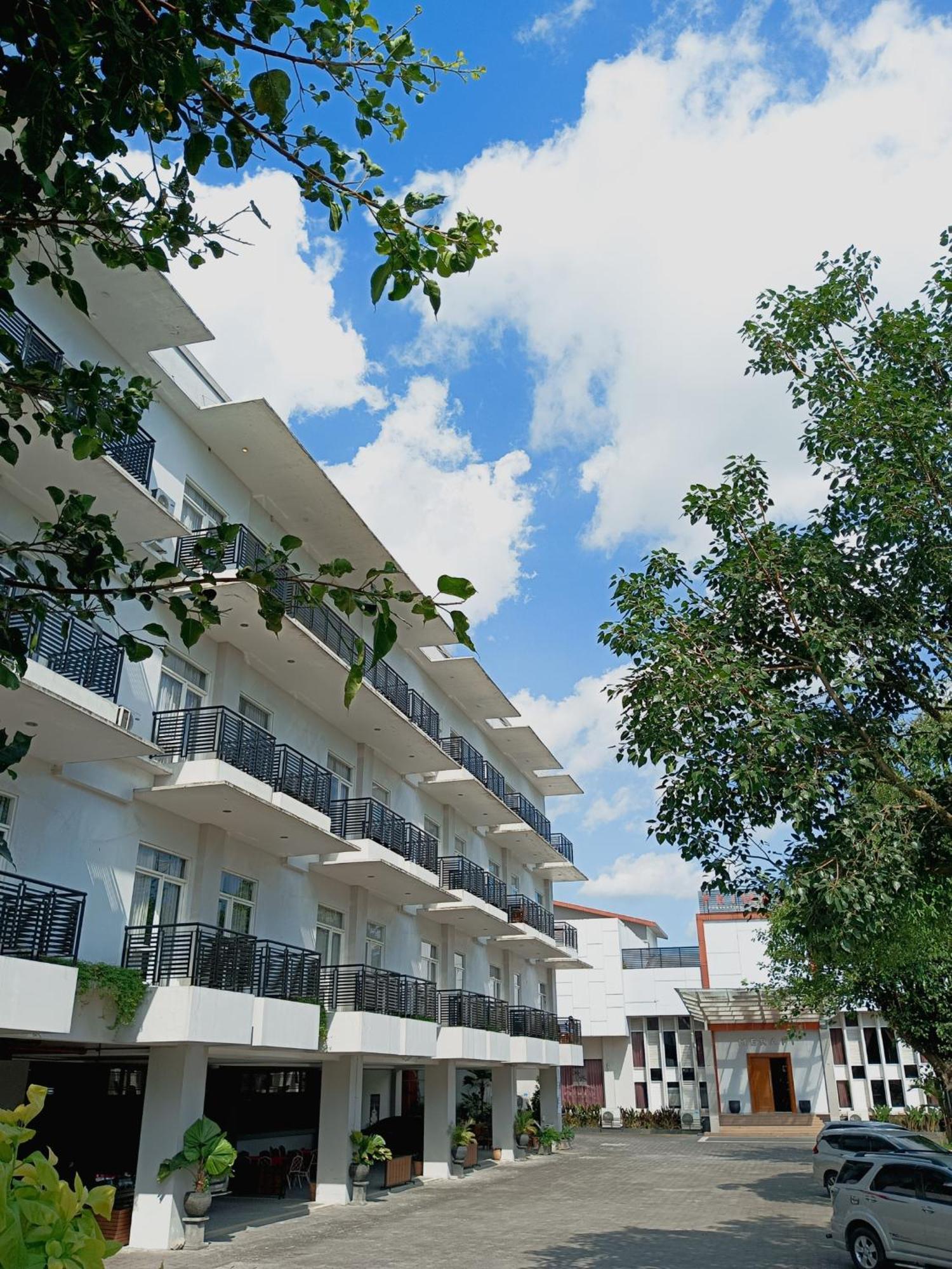 Prima Sr Hotel & Convention Yogyakarta Sleman  Buitenkant foto
