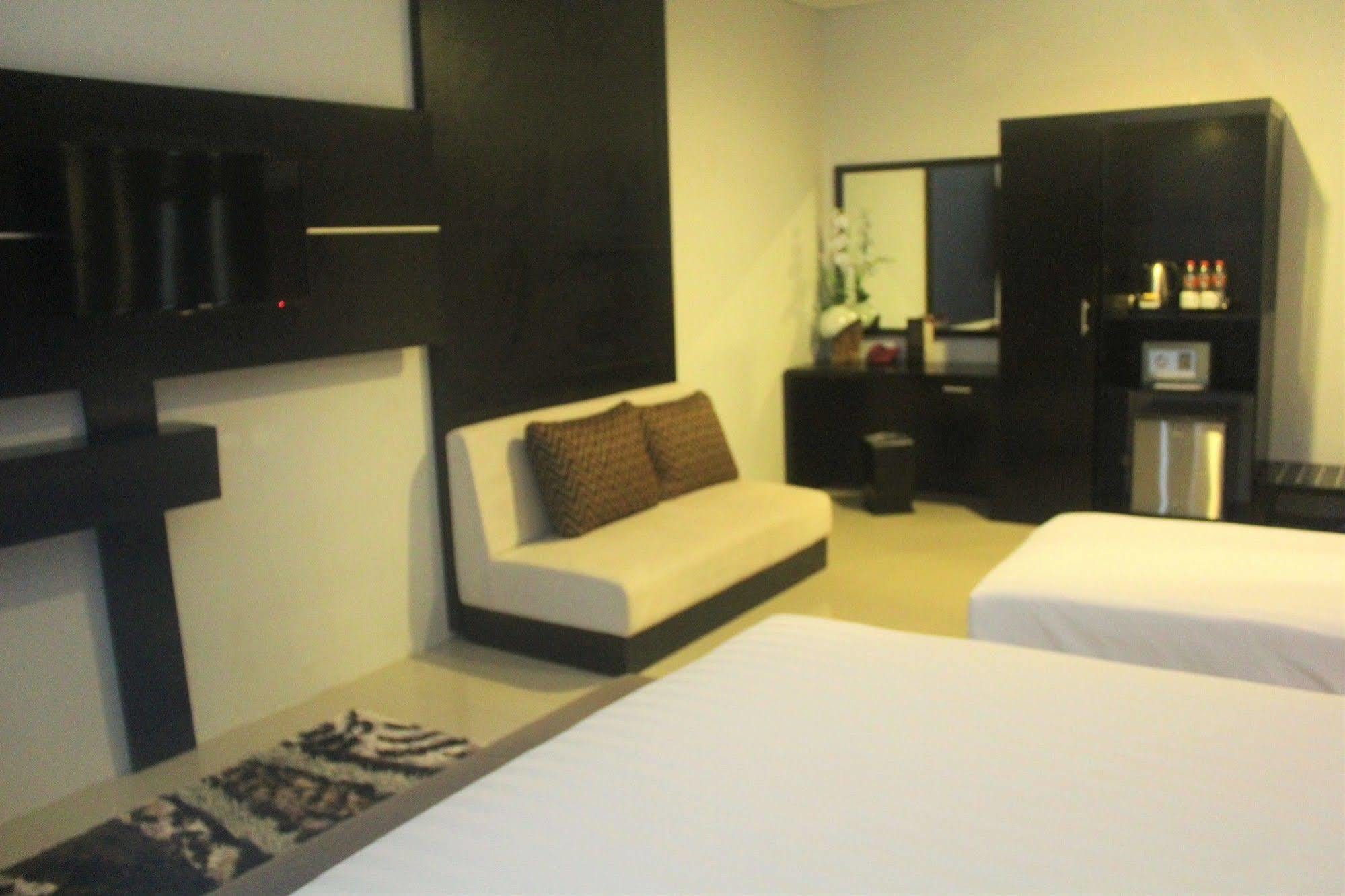 Prima Sr Hotel & Convention Yogyakarta Sleman  Buitenkant foto