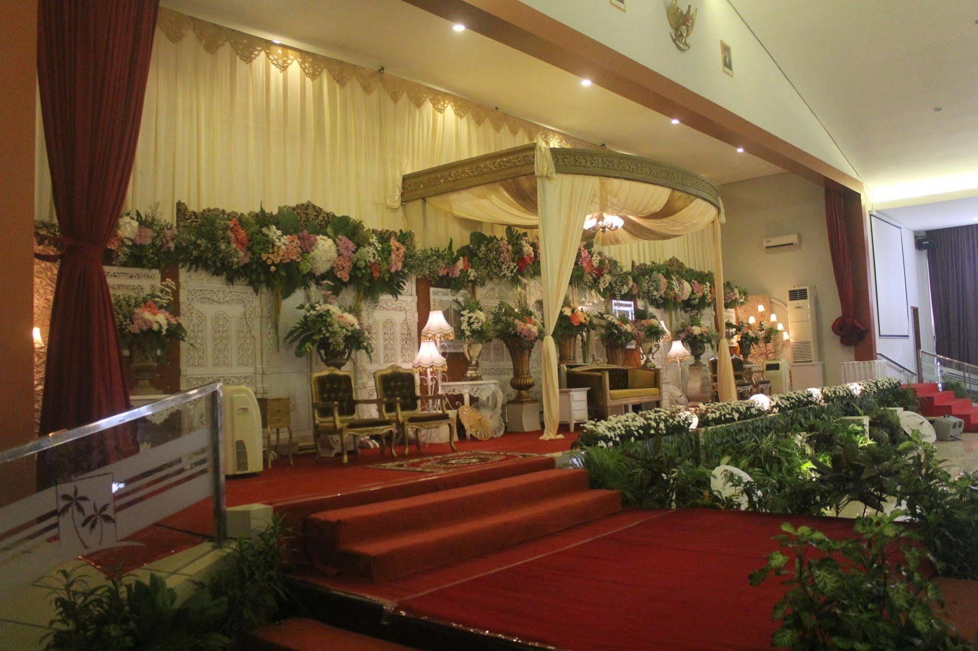 Prima Sr Hotel & Convention Yogyakarta Sleman  Buitenkant foto