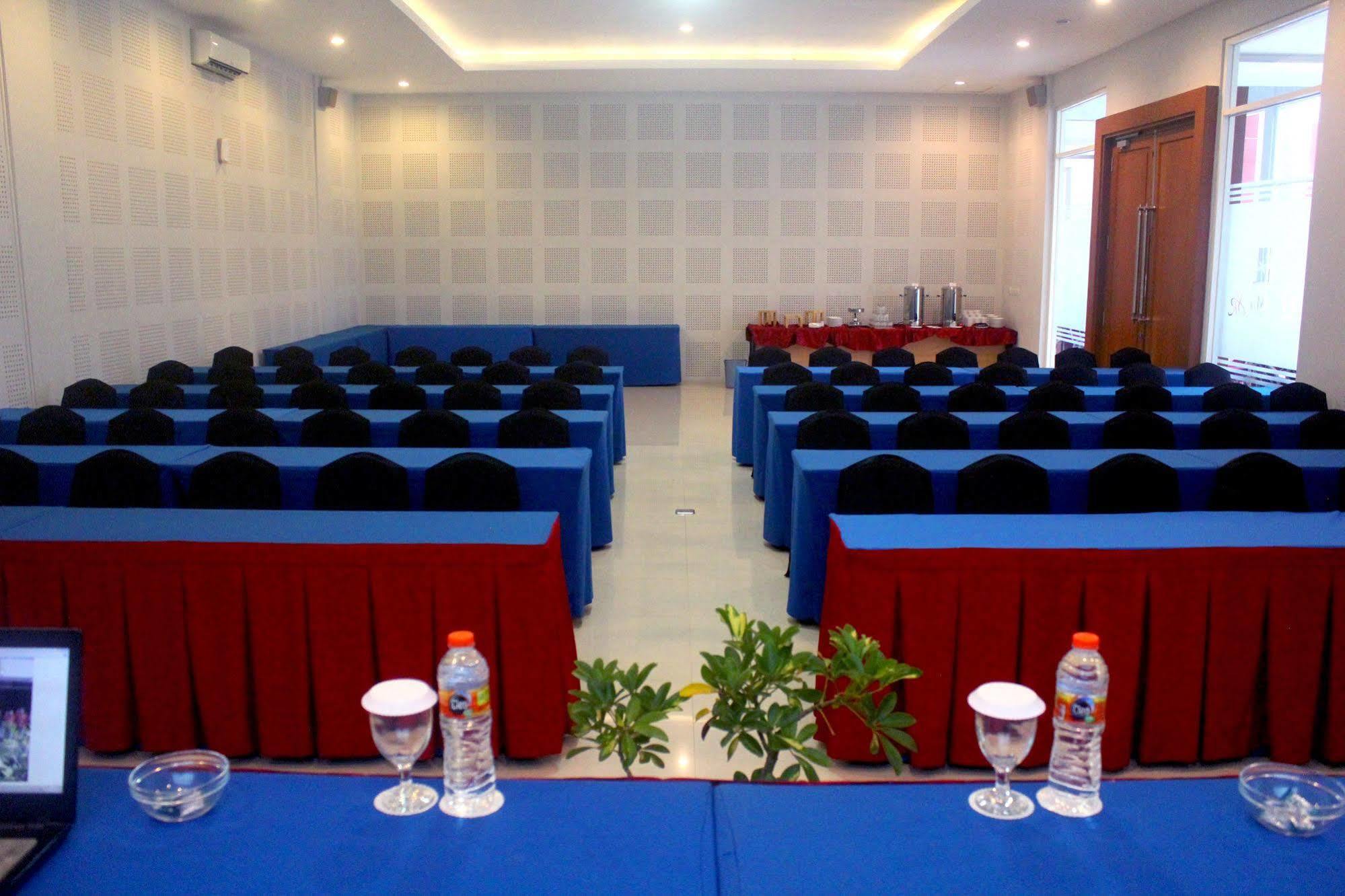 Prima Sr Hotel & Convention Yogyakarta Sleman  Buitenkant foto