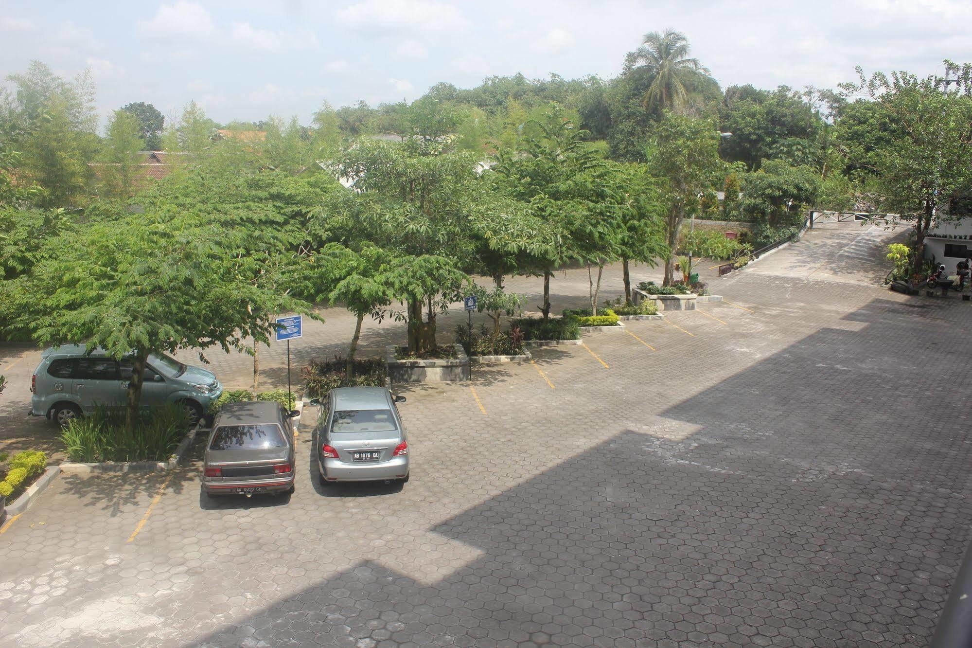 Prima Sr Hotel & Convention Yogyakarta Sleman  Buitenkant foto